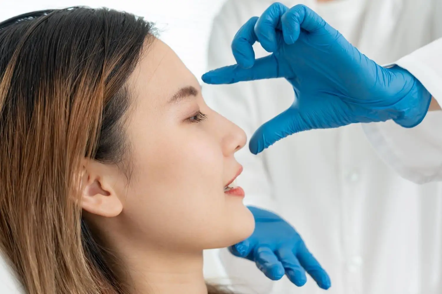 Facial assessment before a non-surgical treatment